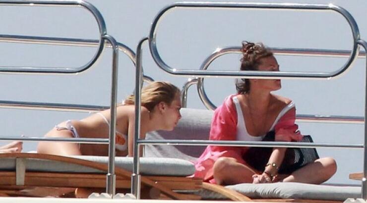 H Cara Delevigne πάει διακοπές [εικόνες]