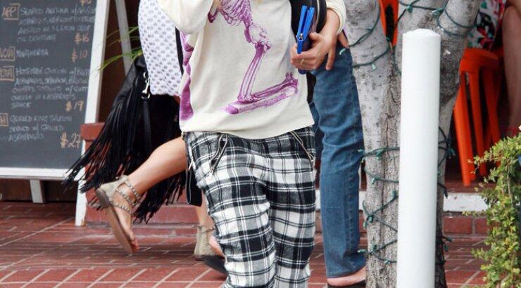 Πολύ ξεχασιάρα η Cara Delevigne [εικόνες]