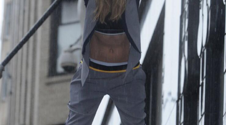 Δείτε την Cara Delevigne πάνω στην οροφή κτιρίου [εικόνες]