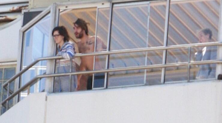 H Miley Cyrus με γυμνά αγόρια στο μπαλκόνι [εικόνες]
