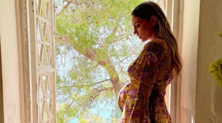 Αθηνά Οικονομάκου: H φωτογραφία έξω από τη μαιευτική κλινική και το ευχαριστήριο μήνυμα