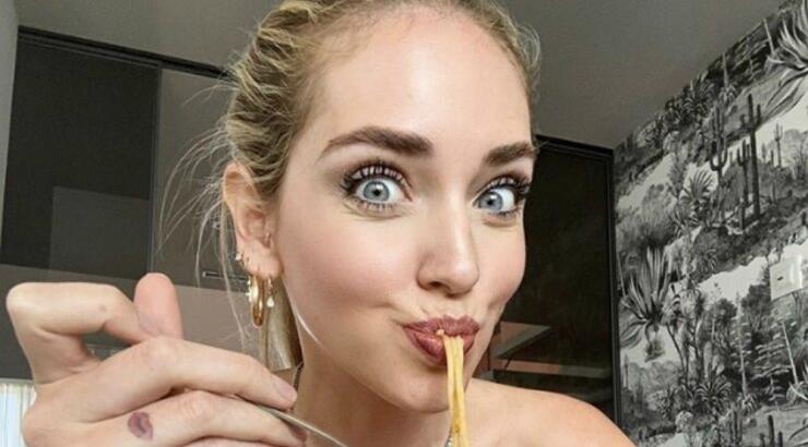 Η Chiara Ferragni κάνει τις δουλειές του σπιτιού με το πιο απρόσμενο look