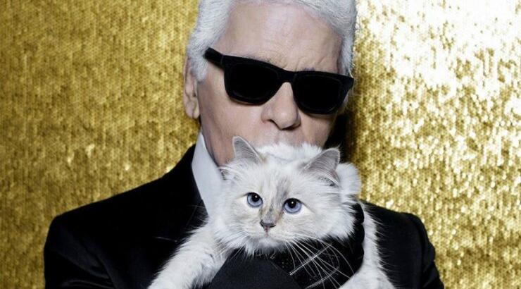 H γάτα του Karl Lagerfeld πρωταγωνιστεί σε μια νέα συλλογή 
