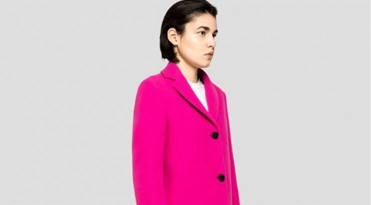 Πώς να φορέσεις το χρωματιστό παλτό στο γραφείο