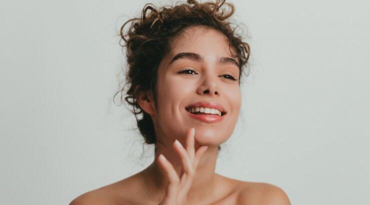 Πώς να αντιμετωπίσεις τις ατέλειες που προκαλεί η ακμή και τα μαύρα στίγματα 