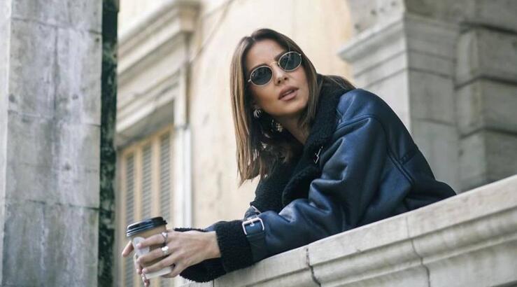 Κωνσταντίνα Ευριπίδου: Επανέφερε στο look της ένα από τα πιο χαρακτηριστικά head pieces των 90s 