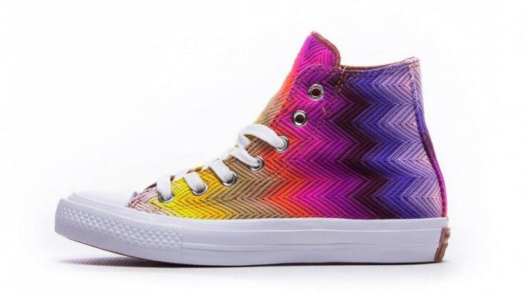 Το πιο funky ζευγάρι Converse είναι εδώ