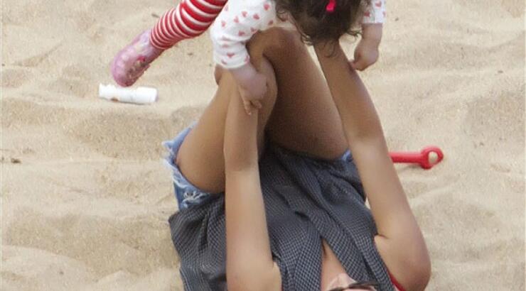 Penelope Cruz: Με τα παιδιά της στην παραλία [εικόνες]