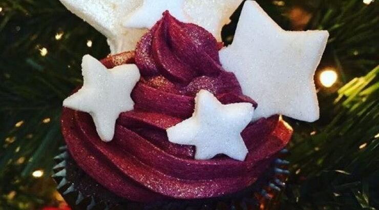 Επώνυμη Ελληνίδα στόλισε το χριστουγεννιάτικό της δέντρο με πραγματικά cup cakes!