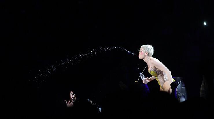 Πήγε στο Μιλάνο και τους έφτυσε [εικόνες]