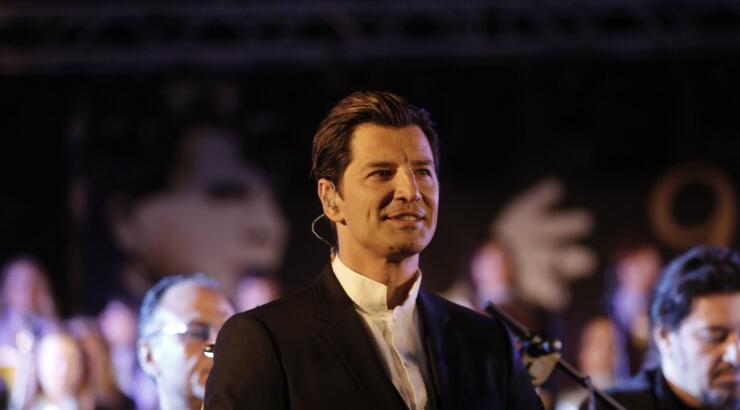 Δείτε το Σάκη Ρουβά να ερμηνεύει το "Άξιον Εστί"! [βίντεο]