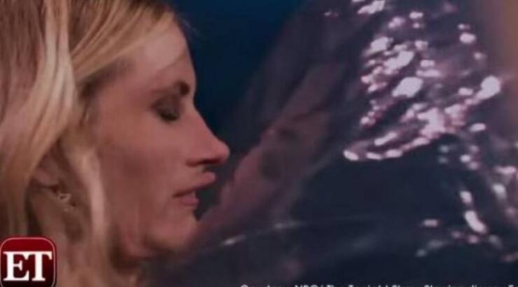  Απίστευτο! Ποιος πέταξε μπάλα στο πρόσωπο της Julia Roberts on air σε εκπομπή!