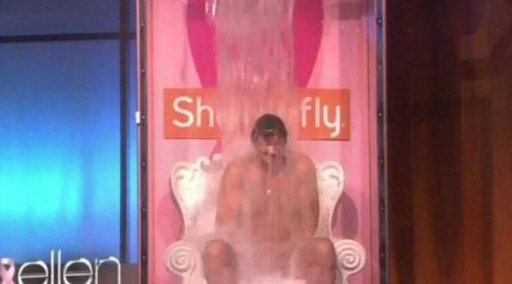  Δείτε τον Liam Neeson με ροζ εσώρουχο να καταβρέχεται στην Ellen!