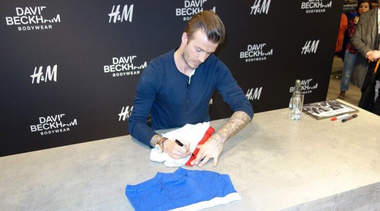 David Beckham: υπογράφοντας... εσώρουχα
