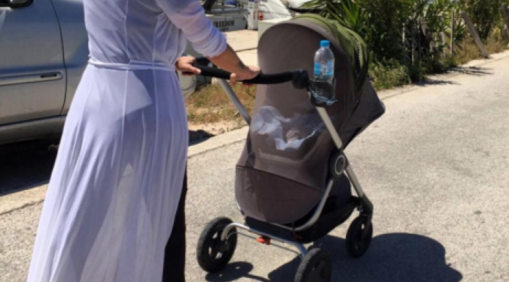 Η νέα μανούλα της ελληνικής showbiz στην πρώτη βόλτα με το γιο της!