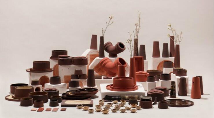 Μια συλλογή αντικειμένων από κόκκινη λάσπη