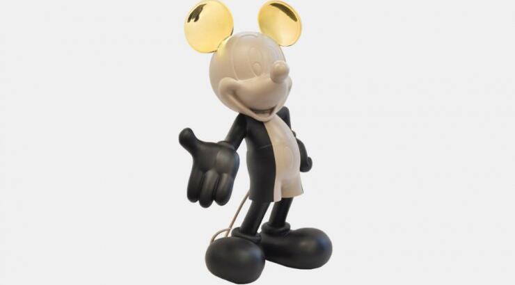 Ένα γλυπτό του Mickey Mouse σε μέγεθος, σχεδόν, ενός ανθρώπου