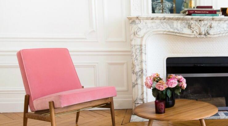 Μια ροζ απόχρωση σε έπιπλα και αξεσουάρ είναι μια όμορφη νότα