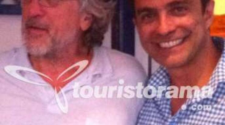 Στη Σαντορίνη ο Ντε Νίρο και ο Τραβόλτα