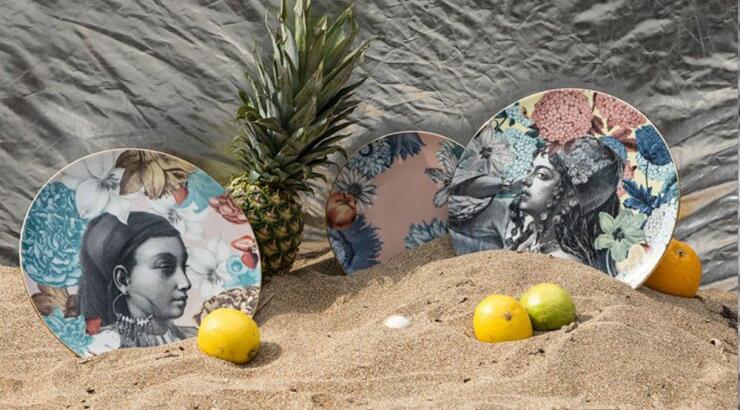 Εικόνες από ταξίδια σε Κάιρο, Λίβανο και Κένυα πάνω σε πιάτα πορσελάνης