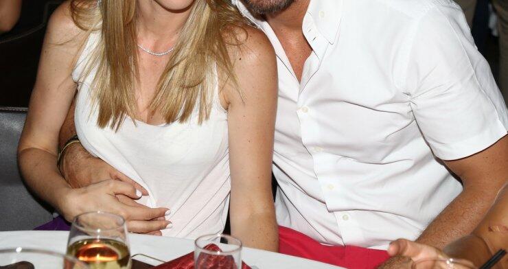 Ο τραγουδιστής διαψεύδει τις φήμες που τον ήθελαν να παίρνει διαζύγιο, ανακοινώνοντας την δεύτερη εγκυμοσύνη της γυναίκας του