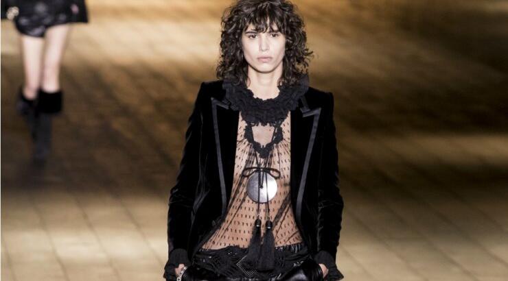 Πώς να φορέσεις την διάφανη μπλούζα στο ρεβεγιόν