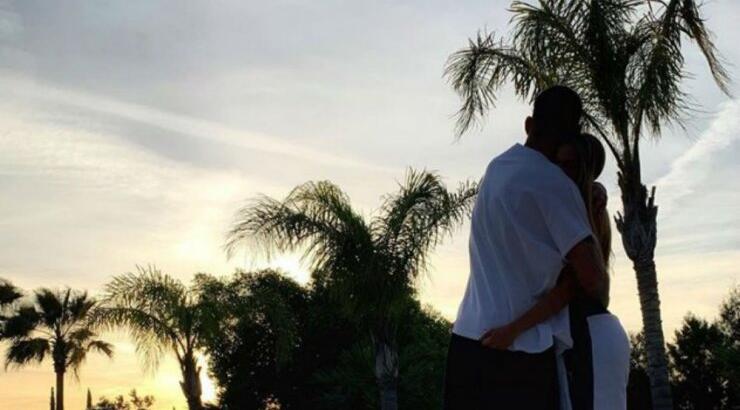 Ποδοσφαιριστής της Ομόνοιας αγκαλιά με την κούκλα σύντροφό του στο κέντρο της Λευκωσίας!