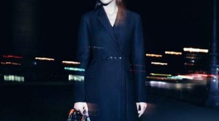 H Marion Cotillard φωτογραφίζεται με τη Lady Dior