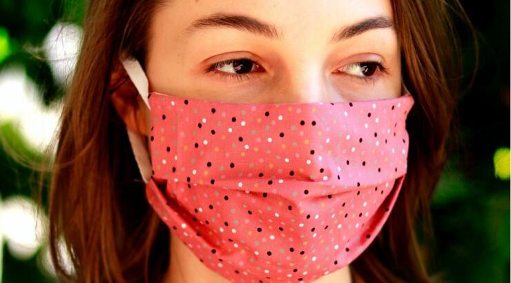 Κορωνοϊός: Πως να φτιάξεις μόνη σου μάσκα προσώπου [βίντεο]