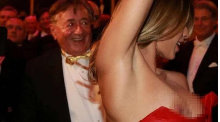 Η φλογερή Elisabetta Canalis, αποκάλυψε όλο το στήθος της σε επίσημο χορό!