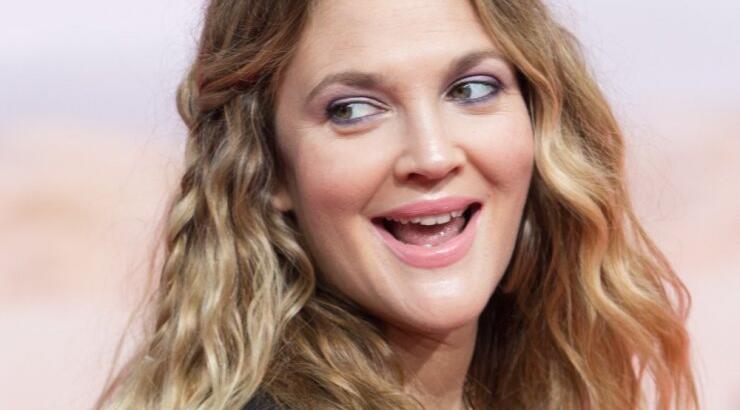 Drew Barrymore: Έκανε ντεμπούτο στο TikTok αναβιώνοντας τον ρόλο της στην ταινία "Never Been Kissed"