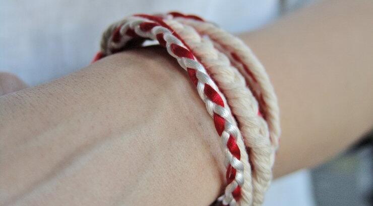Μπήκε ο Μάρτης: Γιατί φοράμε το ασπροκόκκινο βραχιολάκι