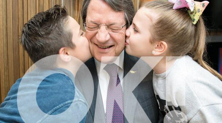 Ο Νίκος Αναστασιάδης φωτογραφίζεται με τα εγγόνια του για το περιοδικό "ΟΚ!" και αποκαλύπτει άγνωστες πτυχές της ζωής του