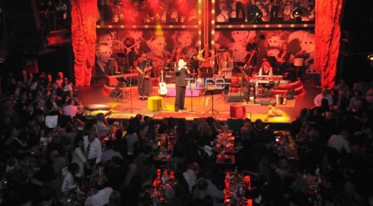 H πρώτη παράσταση χωρίς τον Σάκη Μπουλά στην Ακτή Πειραιώς [βίντεο]