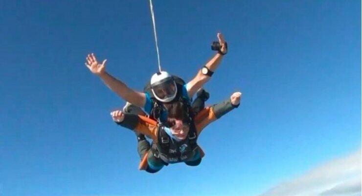 Ήταν υπέροχοι! Κύπριος παρουσιαστής και η μαμά του έκαναν ελεύθερη πτώση από τα 10.000 πόδια!