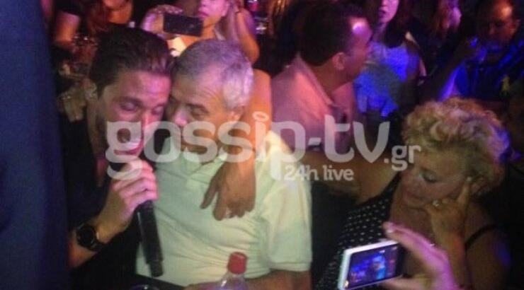 Η συγκίνηση του Νίκου Οικονομόπουλου όταν συνάντησε τον πατέρα του! [βίντεο]