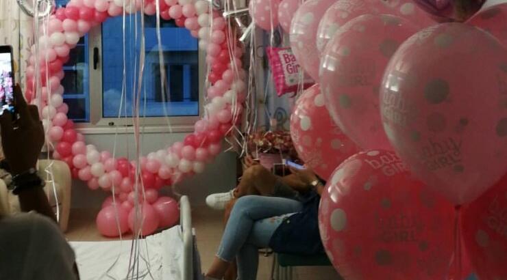 Wow! Ζευγάρι της κυπριακής showbiz γέμισε το δωμάτιο του μαιευτηρίου μπαλόνια!