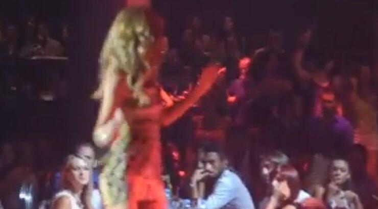 Videos: Τα sexy λικνίσματα της Ελευθερίας Ελευθερίου στην πίστα του Pavilion Hall