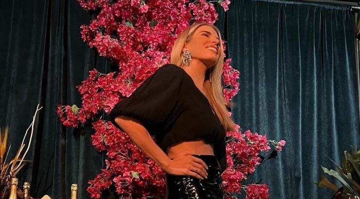 Έλενα Ανδρέου: Σου δείχνει πώς να προσθέσεις λάμψη σε ένα total black look