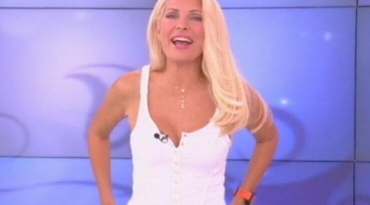 Η Ελένη Μενεγάκη είναι η γυναίκα του Άγιου Βασίλη και μοιράζει δώρα [εικόνα]