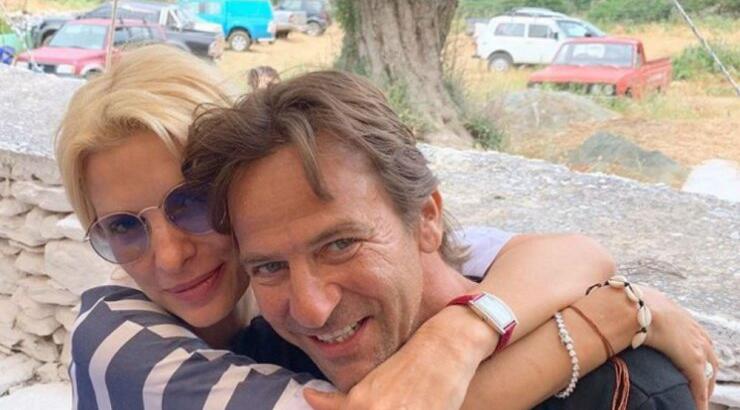 Ελένη Μενεγάκη – Μάκης Παντζόπουλος: Αγκαλιασμένοι στις διακοπές τους και οι βόλτες με τη μικρή Μαρίνα!