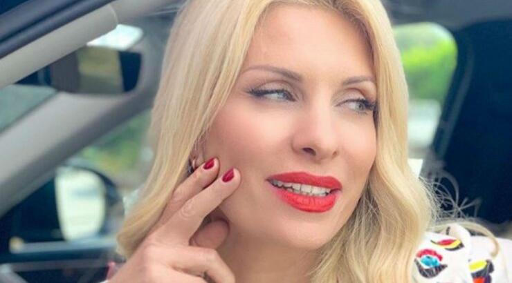 Η Ελένη Μενεγάκη ξεκίνησε τα μπάνια και είδαμε την πρώτη φωτογραφία της με μαγιό για φέτος!