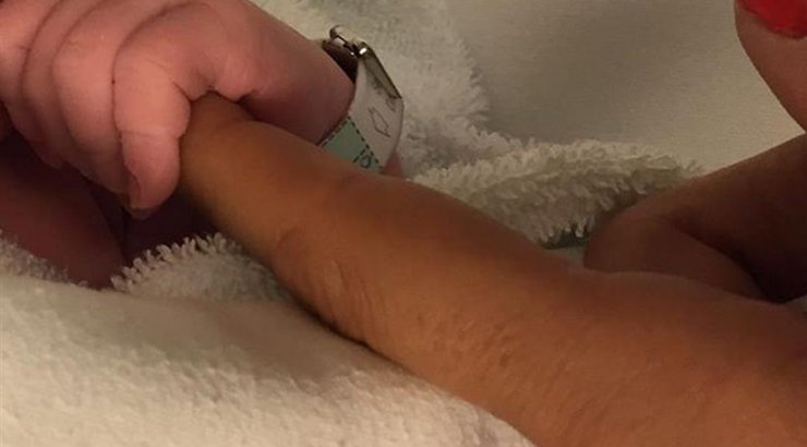 Η φωτογραφία Ελληνίδας παρουσιάστριας με το νεογέννητο μωρό!