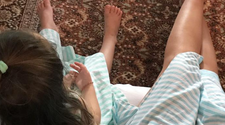 Πόσο γλυκό! Επώνυμη Ελληνίδα έβαλε το ίδιο φόρεμα με την κόρη της!