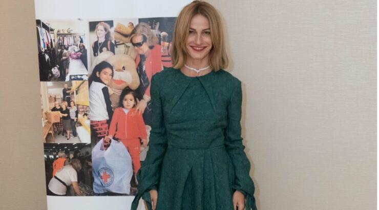 Μάθετε ποιου οίκου είναι δημιουργία τo glam φόρεμα της Έμιλης Γιολίτη