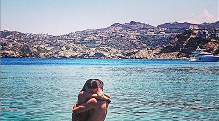 Ερωτευμένο ζευγάρι της ελληνικής showbiz σε τρυφερό στιγμιότυπο στην παραλία!
