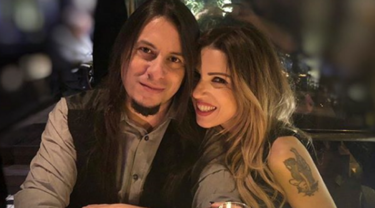 Ευρυδίκη: Ξετρελαμένη με τον σύζυγο της που ανέβηκε με τούρτα έκπληξη στη σκηνή για τα γενέθλια της [εικόνες]