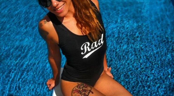 Αναστατώνει η Ευριδίκη Βαλαβάνη: Έβαλε στύλο στην παραλία και έκανε pole dancing!