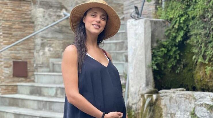 Ευαγγελία Συριοπούλου: Δυο μήνες πριν γεννήσει ποζάρει με τον σύντροφό της με μπικίνι [εικόνα]