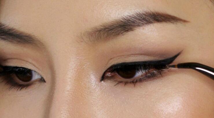 Με αυτό το κόλπο θα βάζεις τέλεια και πανεύκολα το eyeliner σου [βίντεο]